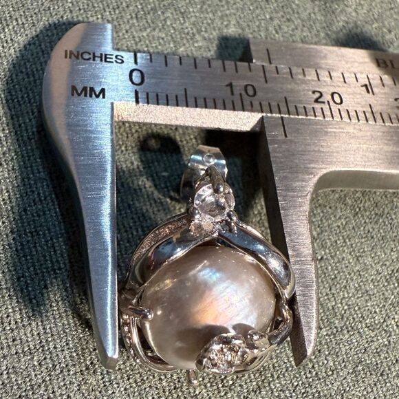 Baroque Pearl Flower Stud Earrings Silver Tone
New - Picture 4 of 17